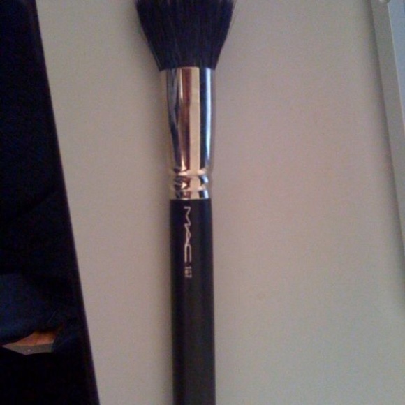 MAC 187Synthetic Duo Fibre Face Brush - Picture 2 of 3